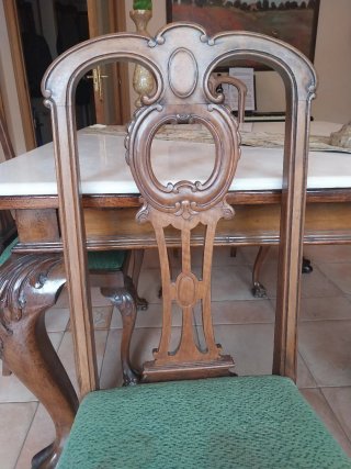 Salón, aparador, mesa salón, sillas, vitrina etc..