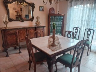 Salón, aparador, mesa salón, sillas, vitrina etc..