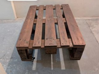 Sofá y mesa de jardín hechos con palets