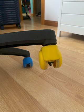 Silla infantil azul para escritorio