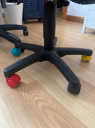 Silla infantil azul para escritorio