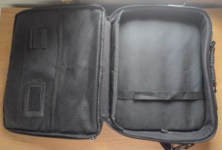 Funda portátil Trust grande con bolsillos y correa