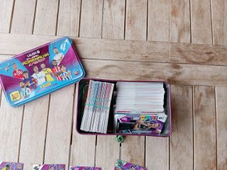 Caja de cromos fútbol con cartas especiales