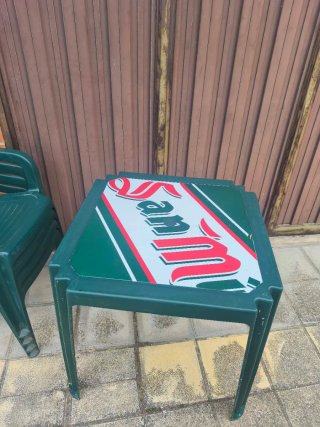 Mesa y 4 sillas de plástico. Típicas de terraza.
