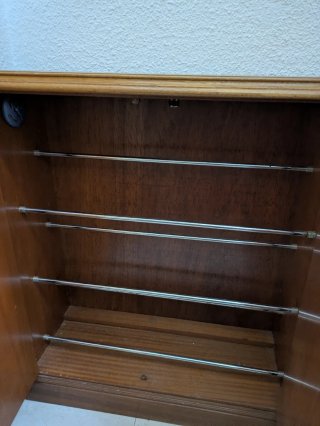 Zapatero de madera marrón con puertas