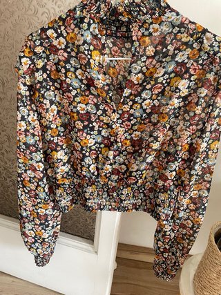 Camisa Zara flores volantes