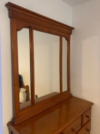 Cómoda de pino con espejo