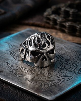 Anillo Calavera Acero Quirúrgico Llamas