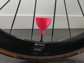 Embudo para rellenar  líquido Tubeless