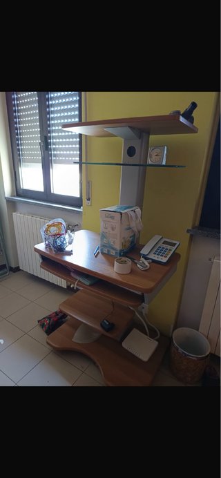 Scrivania in legno e vetro