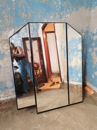 Espejo de pared con marco negro