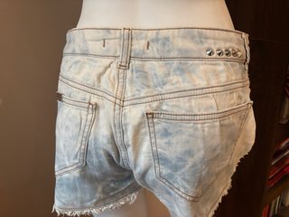 Shorts vaqueros desgastados con tachuelas