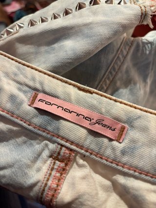 Shorts vaqueros desgastados con tachuelas
