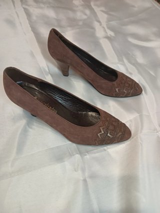 Zapatos de ante marrón,con  grecas bronce en punta