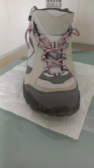Botas de trekking beige y grises