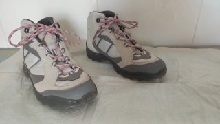 Botas de trekking beige y grises