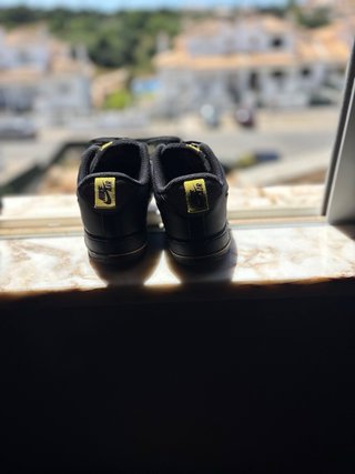 Tênis Nike Air Force 1 Preto Dourado
