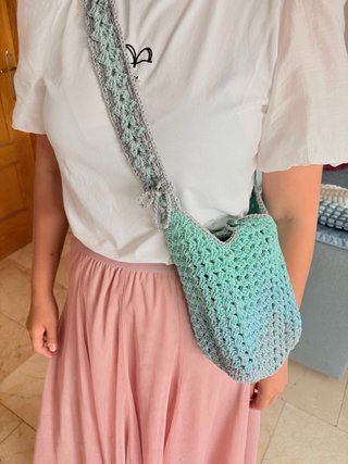 Bolso crochet degradado azul y verde hecho a mano