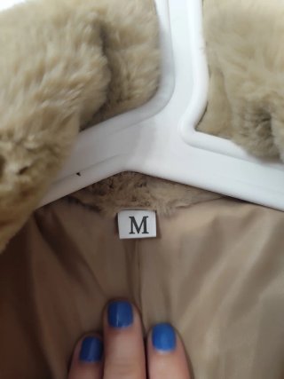 Abrigo beige de pelo sintético