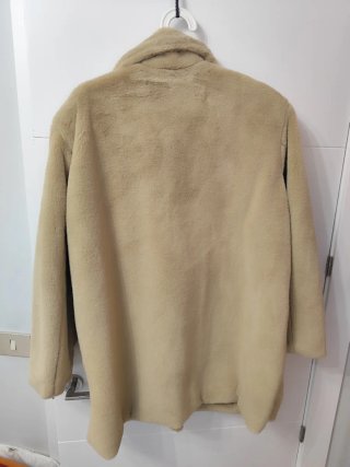 Abrigo beige de pelo sintético