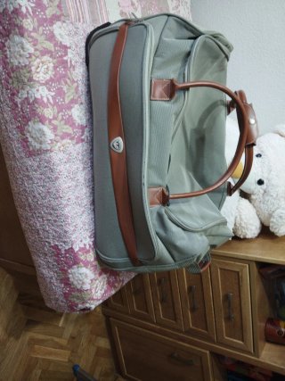 Bolso maleta con ruedas amplio y cuidado