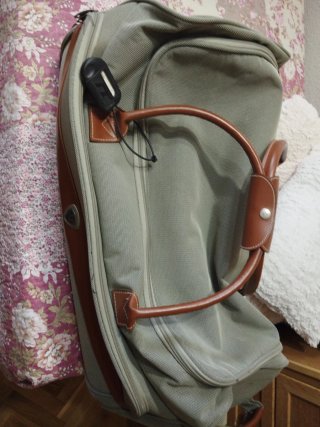 Bolso maleta con ruedas amplio y cuidado