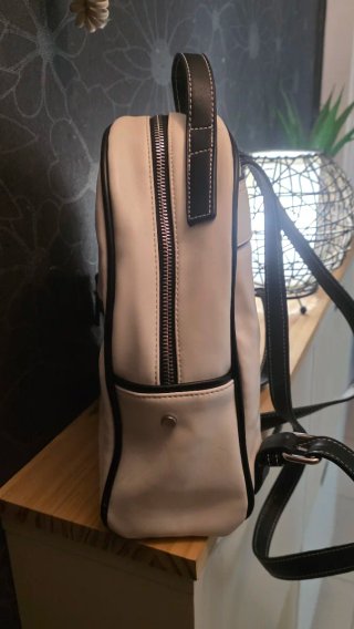 Mochila blanca con cremalleras frontales