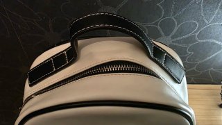 Mochila blanca con cremalleras frontales