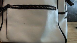 Mochila blanca con cremalleras frontales