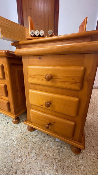 Cómoda de madera de pino con espejo, mesillas,