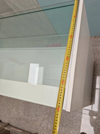 Mostrador de tienda con cristal y cajón