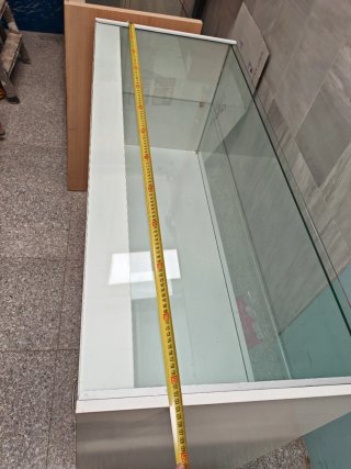 Mostrador de tienda con cristal y cajón