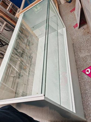 Mostrador de tienda con cristal y cajón
