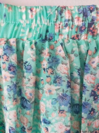 Falda verde con estampado floral.