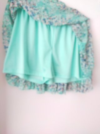 Falda verde con estampado floral.