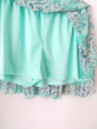 Falda verde con estampado floral.