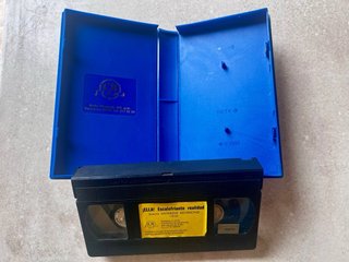 ¡ELLA! Escalofriante Realidad (VHS) - Sello CANNON