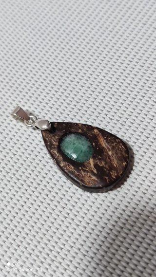 Colgante Plata 925 madera de Coco con Esmeralda.