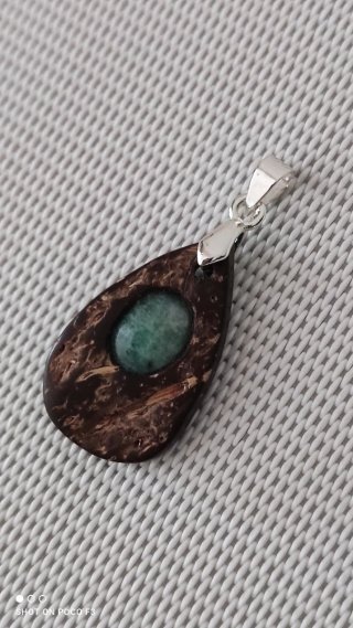 Colgante Plata 925 madera de Coco con Esmeralda.