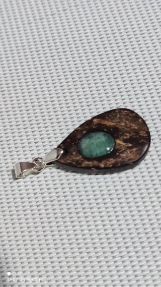 Colgante Plata 925 madera de Coco con Esmeralda.