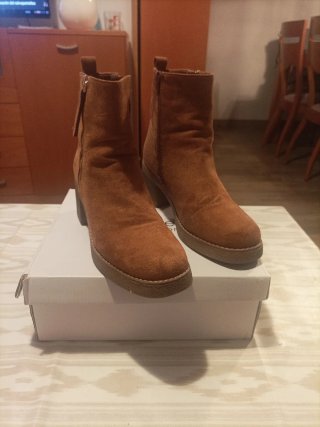Botas marrones ante