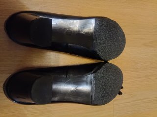 Zapatos de tacón ancho charol negro