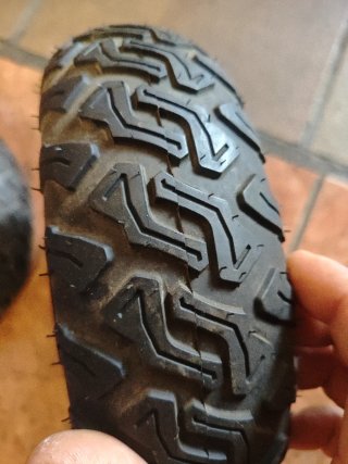 Ruedas pequeñas para patinete,o bici pequeña.