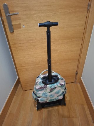 Mochila con ruedas estampado tropical