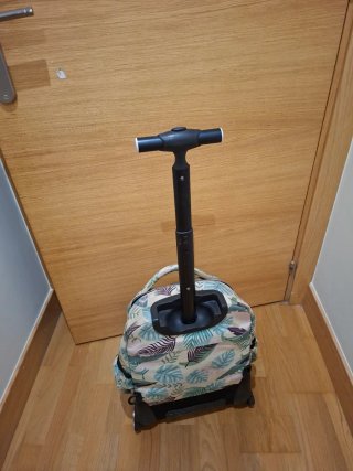 Mochila con ruedas estampado tropical