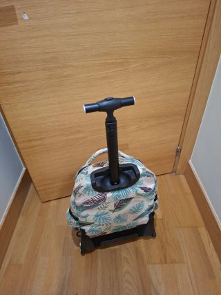 Mochila con ruedas estampado tropical