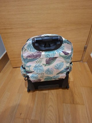 Mochila con ruedas estampado tropical