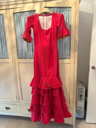 Vestido de flamenca rosa fucsia y albero con volan