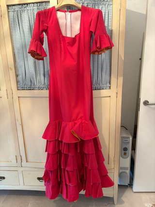 Vestido de flamenca rosa fucsia y albero con volan