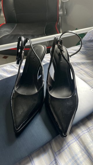 Tacones negros charol con pulsera
